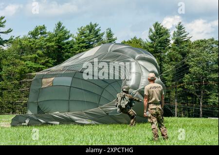 Leapfest ist eine vom National Guard Bureau gesponserte Veranstaltung, die 1982 von der 19th Special Forces Group entwickelt wurde. Es ist ein internationaler Fallschirmspringer Stockfoto