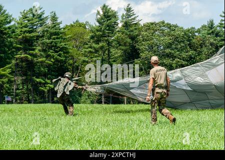 Leapfest ist eine vom National Guard Bureau gesponserte Veranstaltung, die 1982 von der 19th Special Forces Group entwickelt wurde. Es ist ein internationaler Fallschirmspringer Stockfoto