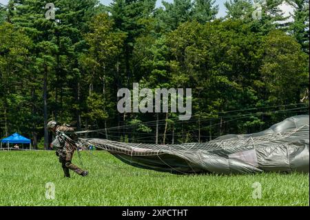 Leapfest ist eine vom National Guard Bureau gesponserte Veranstaltung, die 1982 von der 19th Special Forces Group entwickelt wurde. Es ist ein internationaler Fallschirmspringer Stockfoto