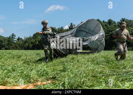 Leapfest ist eine vom National Guard Bureau gesponserte Veranstaltung, die 1982 von der 19th Special Forces Group entwickelt wurde. Es ist ein internationaler Fallschirmspringer Stockfoto