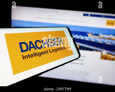 Smartphone mit Logo des deutschen Logistikunternehmens Dachser Group SE Co. KG vor der Business-Website. Fokussieren Sie sich auf die linke Mitte des Telefondisplays. Stockfoto