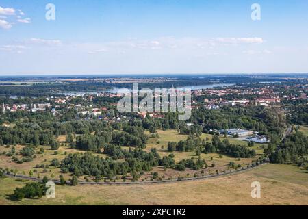 Neuruppin, Deutschland, 20. Juli 2024. Luftaufnahme von leichten Flugzeugen mit einem Reitfeld im Freien. Stockfoto