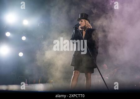 Roskilde, Dänemark. Juli 2024. Die irische Sängerin Roisin Murphy gibt ein Live-Konzert während des dänischen Musikfestivals Roskilde Festival 2024 in Roskilde. Stockfoto