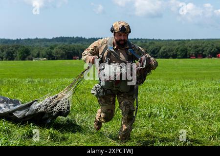 Leapfest ist eine vom National Guard Bureau gesponserte Veranstaltung, die 1982 von der 19th Special Forces Group entwickelt wurde. Es ist ein internationaler Fallschirmspringer Stockfoto