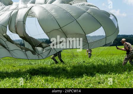 Fallschirmjäger, umgeben von seinem Zelt, rennt zur Markierung auf der Dropzone beim Leapfest 2024. Leapfest ist eine vom National Guard Bureau gesponserte Veranstaltung Stockfoto