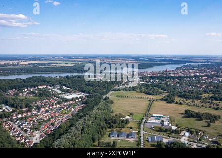Neuruppin, Deutschland, 20. Juli 2024. Luftaufnahme von leichten Flugzeugen mit einem Reitfeld im Freien. Stockfoto