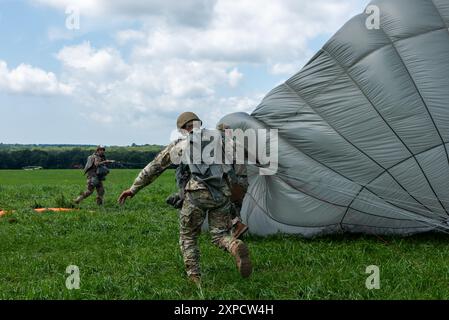 Leapfest ist eine vom National Guard Bureau gesponserte Veranstaltung, die 1982 von der 19th Special Forces Group entwickelt wurde. Es ist ein internationaler Fallschirmspringer Stockfoto