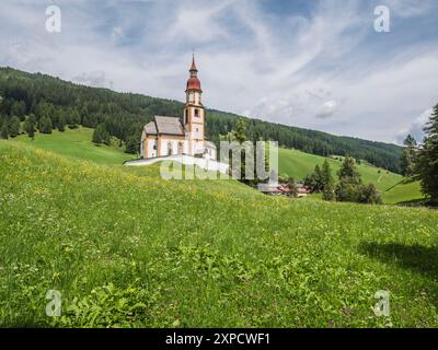 Dieses Sommerbild ist die Nikolaikirche im Dorf Obernberg am Kopf des Obernbergtals im österreichischen Tirol Stockfoto