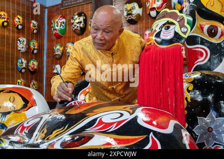 Provinz Quang Nam, Vietnam - 13. Juli 2024: Handwerker machen handgemachte antike Masken in Hoi an antike Stadt, Quang Nam, Vietnam Stockfoto