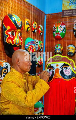 Provinz Quang Nam, Vietnam - 13. Juli 2024: Handwerker machen handgemachte antike Masken in Hoi an antike Stadt, Quang Nam, Vietnam Stockfoto