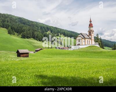 Dieses Sommerbild ist die Nikolaikirche im Dorf Obernberg am Kopf des Obernbergtals im österreichischen Tirol Stockfoto