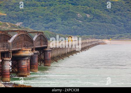 Diesel Multiple Unit (DMU) überquert die Barmouth Bridge über die Mawddach Mündung in Nordwales Stockfoto