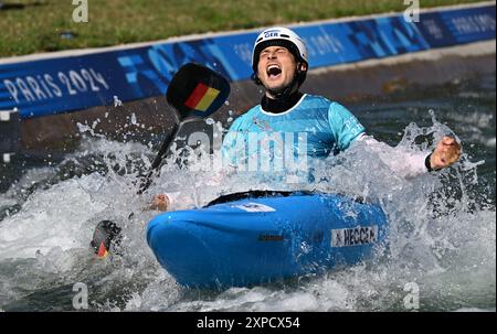 Vaires Sur Marne, Frankreich. August 2024. Olympia, Paris 2024, Kanu/Slalom, Kajakkreuz, Herren, Finale, Vaires-sur-Marne Nautical Stadium, Noah Hegge aus Deutschland jubelt. Quelle: Sebastian Kahnert/dpa/Alamy Live News Stockfoto