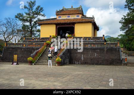 Vietnamesische Touristen spazieren durch das Mausoleum des alten vietnamesischen Kaisers Ming Mang in Hue Zentrum Vietnams Stockfoto