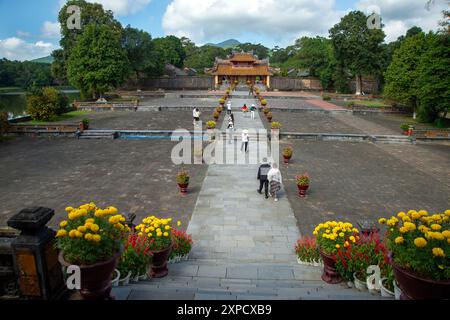 Vietnamesische Touristen spazieren durch das Mausoleum des alten vietnamesischen Kaisers Ming Mang in Hue Zentrum Vietnams Stockfoto