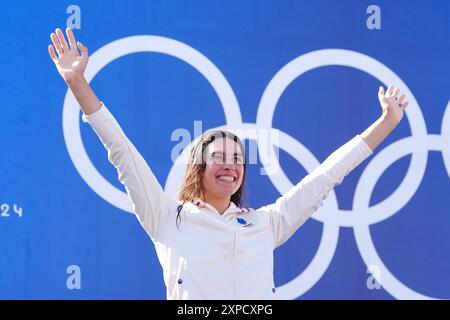 Paris, Frankreich. August 2024. Die französische Silbermedaillengewinnerin Angele Hug feiert auf dem Podium während der Medaillenzeremonie nach dem Kajakkreuz-Finale der Frauen des Kanu-Slalomwettbewerbs im Nautikstadion Vaires-sur-Marne während der Olympischen Spiele 2024 in Paris am 5. August 2024. Foto: Julien Poupart/ABACAPRESS. COM Credit: Abaca Press/Alamy Live News Stockfoto