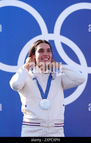 Paris, Frankreich. August 2024. Die französische Silbermedaillengewinnerin Angele Hug feiert auf dem Podium während der Medaillenzeremonie nach dem Kajakkreuz-Finale der Frauen des Kanu-Slalomwettbewerbs im Nautikstadion Vaires-sur-Marne während der Olympischen Spiele 2024 in Paris am 5. August 2024. Foto: Julien Poupart/ABACAPRESS. COM Credit: Abaca Press/Alamy Live News Stockfoto