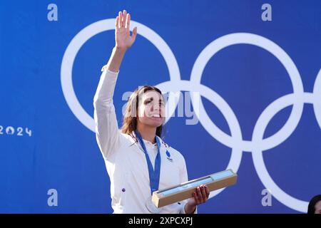 Paris, Frankreich. August 2024. Die französische Silbermedaillengewinnerin Angele Hug feiert auf dem Podium während der Medaillenzeremonie nach dem Kajakkreuz-Finale der Frauen des Kanu-Slalomwettbewerbs im Nautikstadion Vaires-sur-Marne während der Olympischen Spiele 2024 in Paris am 5. August 2024. Foto: Julien Poupart/ABACAPRESS. COM Credit: Abaca Press/Alamy Live News Stockfoto