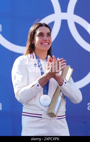 Paris, Frankreich. August 2024. Die französische Silbermedaillengewinnerin Angele Hug feiert auf dem Podium während der Medaillenzeremonie nach dem Kajakkreuz-Finale der Frauen des Kanu-Slalomwettbewerbs im Nautikstadion Vaires-sur-Marne während der Olympischen Spiele 2024 in Paris am 5. August 2024. Foto: Julien Poupart/ABACAPRESS. COM Credit: Abaca Press/Alamy Live News Stockfoto