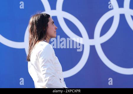 Paris, Frankreich. August 2024. Die französische Silbermedaillengewinnerin Angele Hug feiert auf dem Podium während der Medaillenzeremonie nach dem Kajakkreuz-Finale der Frauen des Kanu-Slalomwettbewerbs im Nautikstadion Vaires-sur-Marne während der Olympischen Spiele 2024 in Paris am 5. August 2024. Foto: Julien Poupart/ABACAPRESS. COM Credit: Abaca Press/Alamy Live News Stockfoto