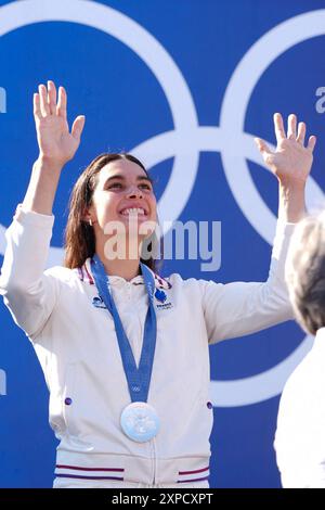 Paris, Frankreich. August 2024. Die französische Silbermedaillengewinnerin Angele Hug feiert auf dem Podium während der Medaillenzeremonie nach dem Kajakkreuz-Finale der Frauen des Kanu-Slalomwettbewerbs im Nautikstadion Vaires-sur-Marne während der Olympischen Spiele 2024 in Paris am 5. August 2024. Foto: Julien Poupart/ABACAPRESS. COM Credit: Abaca Press/Alamy Live News Stockfoto