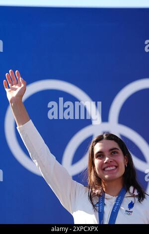 Paris, Frankreich. August 2024. Die französische Silbermedaillengewinnerin Angele Hug feiert auf dem Podium während der Medaillenzeremonie nach dem Kajakkreuz-Finale der Frauen des Kanu-Slalomwettbewerbs im Nautikstadion Vaires-sur-Marne während der Olympischen Spiele 2024 in Paris am 5. August 2024. Foto: Julien Poupart/ABACAPRESS. COM Credit: Abaca Press/Alamy Live News Stockfoto