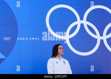 Paris, Frankreich. August 2024. Die französische Silbermedaillengewinnerin Angele Hug feiert auf dem Podium während der Medaillenzeremonie nach dem Kajakkreuz-Finale der Frauen des Kanu-Slalomwettbewerbs im Nautikstadion Vaires-sur-Marne während der Olympischen Spiele 2024 in Paris am 5. August 2024. Foto: Julien Poupart/ABACAPRESS. COM Credit: Abaca Press/Alamy Live News Stockfoto