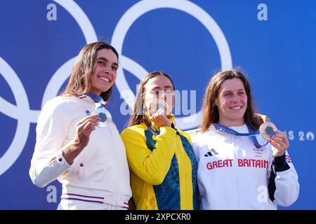 Paris, Frankreich. August 2024. Frankreichs Silbermedaillengewinner Angele Hug (L), die australische Goldmedaillengewinnerin Noemie Fox und die britische Bronzemedaillengewinnerin Kimberley Woods (R) feiern auf dem Podium während der Medaillenzeremonie nach dem Kajak-Cross-Finale der Frauen des Kanu-Slalomwettbewerbs am 5. August 2024 im Vaires-sur-Marne Nautical Stadium in Vaires-sur-Marne während der Olympischen Spiele 2024 in Paris. Foto: Julien Poupart/ABACAPRESS. COM Credit: Abaca Press/Alamy Live News Stockfoto