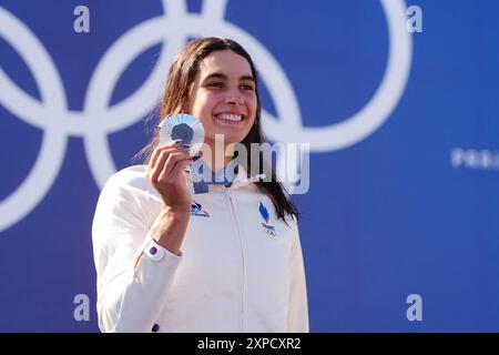 Paris, Frankreich. August 2024. Die französische Silbermedaillengewinnerin Angele Hug feiert auf dem Podium während der Medaillenzeremonie nach dem Kajakkreuz-Finale der Frauen des Kanu-Slalomwettbewerbs im Nautikstadion Vaires-sur-Marne während der Olympischen Spiele 2024 in Paris am 5. August 2024. Foto: Julien Poupart/ABACAPRESS. COM Credit: Abaca Press/Alamy Live News Stockfoto