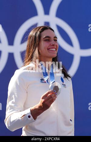 Paris, Frankreich. August 2024. Die französische Silbermedaillengewinnerin Angele Hug feiert auf dem Podium während der Medaillenzeremonie nach dem Kajakkreuz-Finale der Frauen des Kanu-Slalomwettbewerbs im Nautikstadion Vaires-sur-Marne während der Olympischen Spiele 2024 in Paris am 5. August 2024. Foto: Julien Poupart/ABACAPRESS. COM Credit: Abaca Press/Alamy Live News Stockfoto