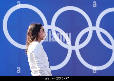 Paris, Frankreich. August 2024. Die französische Silbermedaillengewinnerin Angele Hug feiert auf dem Podium während der Medaillenzeremonie nach dem Kajakkreuz-Finale der Frauen des Kanu-Slalomwettbewerbs im Nautikstadion Vaires-sur-Marne während der Olympischen Spiele 2024 in Paris am 5. August 2024. Foto: Julien Poupart/ABACAPRESS. COM Credit: Abaca Press/Alamy Live News Stockfoto