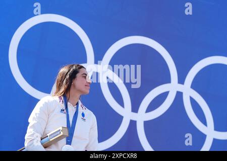 Paris, Frankreich. August 2024. Die französische Silbermedaillengewinnerin Angele Hug feiert auf dem Podium während der Medaillenzeremonie nach dem Kajakkreuz-Finale der Frauen des Kanu-Slalomwettbewerbs im Nautikstadion Vaires-sur-Marne während der Olympischen Spiele 2024 in Paris am 5. August 2024. Foto: Julien Poupart/ABACAPRESS. COM Credit: Abaca Press/Alamy Live News Stockfoto