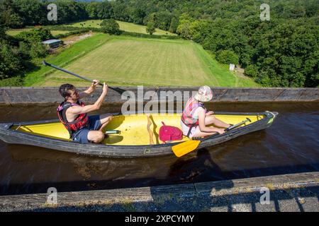 Kajakkanu, 38 Meter über dem Dee-Tal auf dem Pontcysyllte Aquädukt in der Nähe von Llangollen North Wales, einem UNESCO-Weltkulturerbe Stockfoto