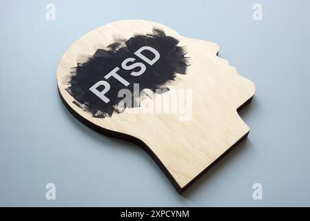 Kopfmodell mit Abkürzung PTSD posttraumatische Belastungsstörung. Stockfoto