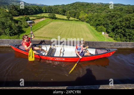 Kajakkanu, 38 Meter über dem Dee-Tal auf dem Pontcysyllte Aquädukt in der Nähe von Llangollen North Wales, einem UNESCO-Weltkulturerbe Stockfoto