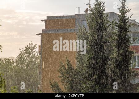 Gebäude Wohnblock im Sturm mit starkem Regen in Liberec CZ 07 11 2024 Stockfoto