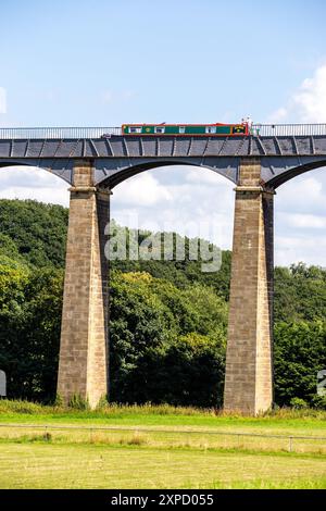 Canal Narrowboat überquert 38 Meter hoch über dem Dee-Tal auf dem Pontcysyllte Aquädukt in der Nähe von Llangollen North Wales, einem UNESCO-Weltkulturerbe Stockfoto