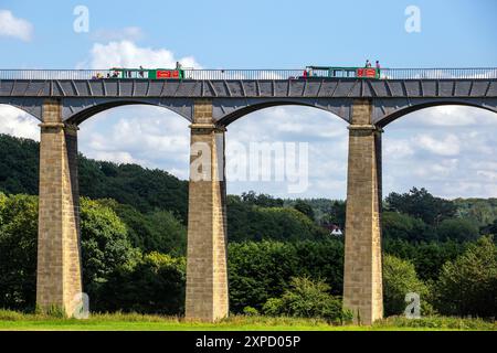 Canal Narrowboat überquert 38 Meter hoch über dem Dee-Tal auf dem Pontcysyllte Aquädukt in der Nähe von Llangollen North Wales, einem UNESCO-Weltkulturerbe Stockfoto