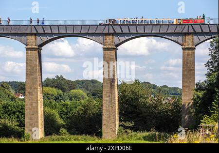 Canal Narrowboat überquert 38 Meter hoch über dem Dee-Tal auf dem Pontcysyllte Aquädukt in der Nähe von Llangollen North Wales, einem UNESCO-Weltkulturerbe Stockfoto