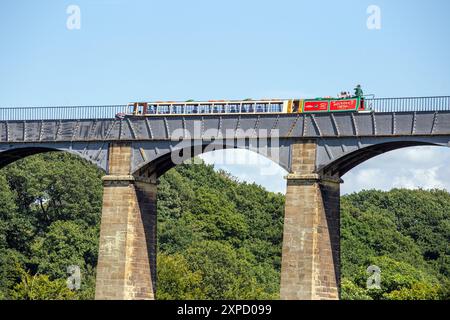 Canal Narrowboat überquert 38 Meter hoch über dem Dee-Tal auf dem Pontcysyllte Aquädukt in der Nähe von Llangollen North Wales, einem UNESCO-Weltkulturerbe Stockfoto