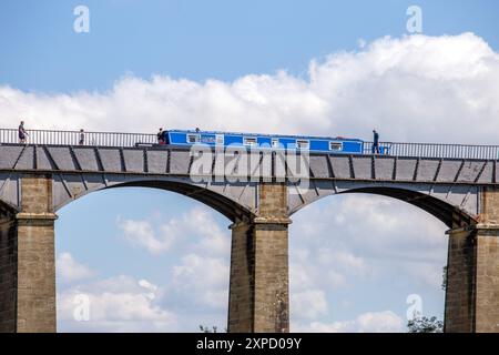 Canal Narrowboat überquert 38 Meter hoch über dem Dee-Tal auf dem Pontcysyllte Aquädukt in der Nähe von Llangollen North Wales, einem UNESCO-Weltkulturerbe Stockfoto