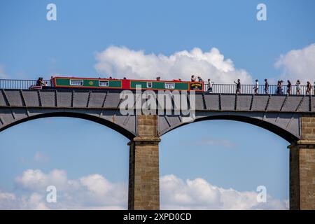 Canal Narrowboat überquert 38 Meter hoch über dem Dee-Tal auf dem Pontcysyllte Aquädukt in der Nähe von Llangollen North Wales, einem UNESCO-Weltkulturerbe Stockfoto