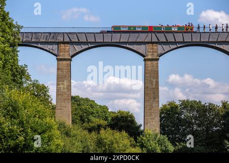 Canal Narrowboat überquert 38 Meter hoch über dem Dee-Tal auf dem Pontcysyllte Aquädukt in der Nähe von Llangollen North Wales, einem UNESCO-Weltkulturerbe Stockfoto