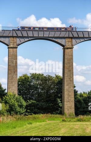 Canal Narrowboat überquert 38 Meter hoch über dem Dee-Tal auf dem Pontcysyllte Aquädukt in der Nähe von Llangollen North Wales, einem UNESCO-Weltkulturerbe Stockfoto