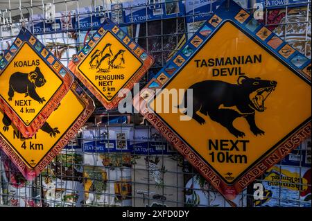 Auf einem Wochenmarkt am Samstag am Salamanca Place in Hobart, Tasmanien, gibt es Straßenschilder für australische Wildtiere Stockfoto