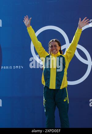 PARIS, FRANKREICH. August 2024. Goldmedaillengewinnerin Noemie Fox vom Team Australia feiert auf dem Podium nach dem Canoe Slalom Women’s Kajak Cross Final am zehnten Tag der Olympischen Spiele Paris 2024 im Nautical Stadium Vaires-Sur-Marne, Paris, Frankreich. Quelle: Craig Mercer/Alamy Live News Stockfoto