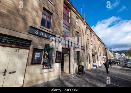 Die Wände der ehemaligen Lagerhäuser des Salamanca Arts Centre auf dem historischen Salamanca Place mit einer Sandsteinreihe Stockfoto