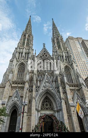 New York, NY, USA - 3. August 2023: New York, NY, USA - 2. August 2023: Frontalfassade der Saint Patricks Cathedral unter blauer Wolkenlandschaft Stockfoto