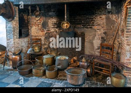 Alte Töpfe, Kessel und Kessel im Herd / offener Kamin in der Küche im Kasteel van Laarne, mittelalterliche Burg aus dem 14. Jahrhundert, Ostflandern, Belgien Stockfoto