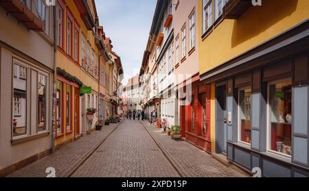 Erfurt, Deutschland - 22. Mai 2023: Gasse auf der Kaufmannbrücke, Kraemerbrücke in Erfurt. Sie wurde 1325 erbaut. Die einzige Brücke nördlich der Alpen, die komplett mit Häusern überbaut ist Stockfoto